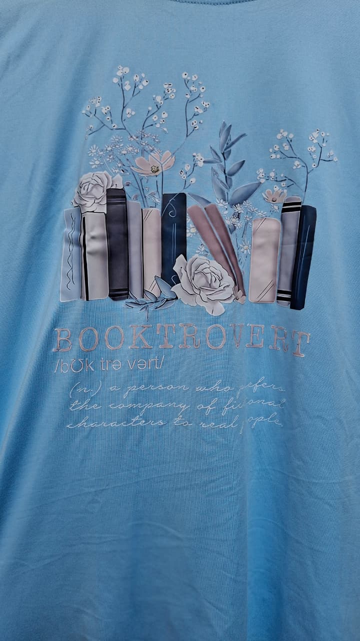 Camiseta “Booktrovert”