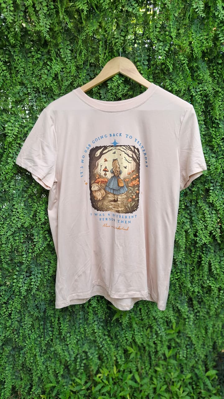 Camiseta “Alice in Wonderland”